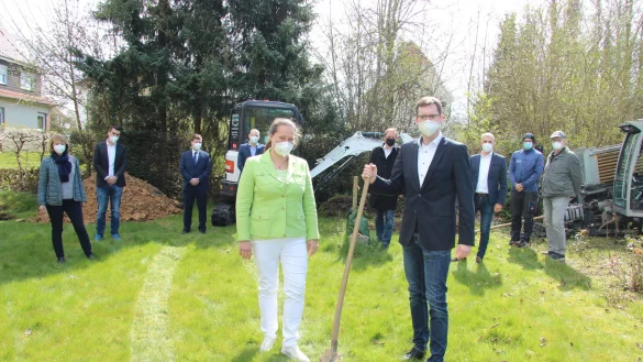 Ganz sch&ouml;n viele Projektbeteiligte: Kerstin Bolling-Stock (vorne, von links), Schulleiterin der Grundschule Kachtenhausen, und B&uuml;rgermeister Matthias Kalkreuter freuen sich mit (hinten, von links) Rita Schapeler-K&ouml;ssler (Schulausschuss), Pascal Pooch (Grundschule Kachtenhausen), Markus Sobotta (&bdquo;Atene Kom"), Fabian Halt (Bezirksregierung), Kai-Timo Wilke (Sewikom), Thorsten Paulussen (Stadt), Simon Kurz (Bohrtechnik Kurz) und Martin Marhofen (Sewikom). - &copy; Kirsten Fuhrmann