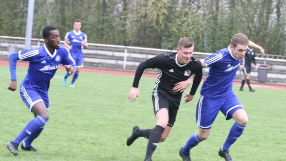 Sprintduell: Blombergs Thomas Stirz (links) liegt hinter Fortuna-Kapit&auml;n Arne Seehrich. - &copy; Sebastian Lucas
