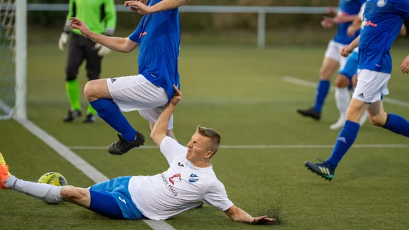 Marius Seipt vom TuS Asemissen (wei&szlig;, am Boden) k&auml;mpft sich bis zur Grundlinie durch. Der Leopoldsh&ouml;her Benjamin Holt kann den Ball zur Ecke abwehren. - &copy; Egon Penner