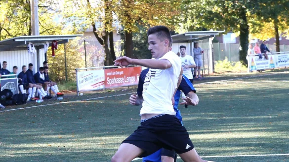 Einen Schritt schneller am Ball: Oerlinghausens Jonas Kaiser behauptet das Leder vor dem heranst&uuml;rmenden Dejan Markovski (Westfalia Rhynern). - &copy; Paul Cohen