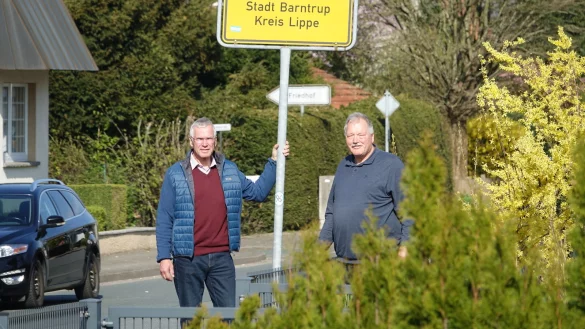 Vieles läuft 1a: Manfred Korf (links) und Willi Düwel am Ortsschild. - © Axel Bürger