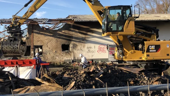 Nach wie vor bietet sich am Brandort an der Ladestra&szlig;e ein apokalyptisches Bild. W&auml;hrend ein Bagger Schutt bewegt, spritzt Eugen Reiberg das Material ab, damit kein ungesunder Staub in die Luft gewirbelt wird. Fotos: Thomas Reineke - &copy; Thomas Reinke