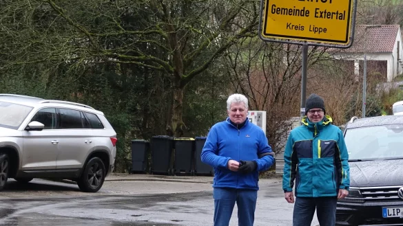 Hans Böhm (links) und Christian Albert vor dem einzigen Ortseingangsschild an der Extertalstraße. - © Axel Bürger