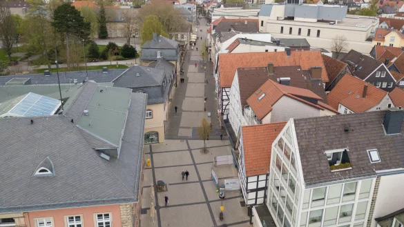 Noch passen die Abschnitte in der Langen Stra&szlig;e nicht perfekt zusammen. Das soll sich durch die Umgestaltung der Fu&szlig;g&auml;ngerzone bald &auml;ndern. Per Online-Abstimmung k&ouml;nnen B&uuml;rger bei der Renovierung mitbestimmen. - &copy; DSK Bielefeld