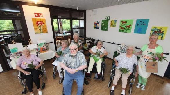 Die Mitglieder des Malkreises vom Stift St. Loyen mit (von links) Irene Werner, Ursula Schwarz, Werner Mross, Ursula Albrecht, Regina Weege und Irmgard Treumann mit Leiterin Elke Kaps. - &copy; Jens Rademacher