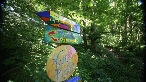 Von Kindern gemalte Schilder weisen auf den Patensteig hin &ndash; am Wochenende soll er nicht betreten werden. - &copy; Wolf Scherzer