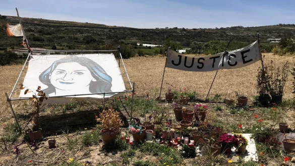 "Gerechtigkeit": Ein Bild, ein Banner und Blumen zieren die Gedenkst&auml;tte der get&ouml;teten Bloggerin Daphne. - &copy; Matthias Schwarzer