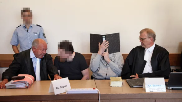 Anklagebank (von links): Anwalt Jürgen Bogner, sein Mandant Mario S., Andreas V. und sein Anwalt Johannes Salmen. - © Bernhard Preuss