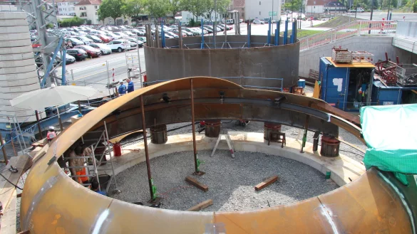 W&auml;rmespeicher w&auml;chst von oben nach unten: Die Kuppel steht momentan dort, wo sp&auml;ter der Turm hinkommt. Dahinter ist das Teil zu sehen, das unter der Kuppel sitzen wird. - &copy; Jana Beckmann