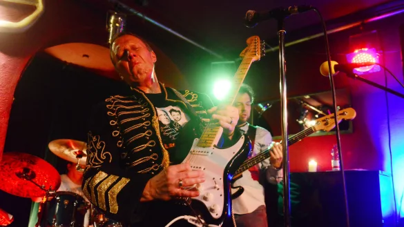 Geben wieder alles: Gitarrist Gerd Sossnierz (vorn) sowie Bassist Don Lorey (rechts) beim Auftritt, den &bdquo;Noize but Noise" stets zum Jahresanfang im &bdquo;Kaiserkeller" zelebriert. - &copy; Archivfoto: LZ