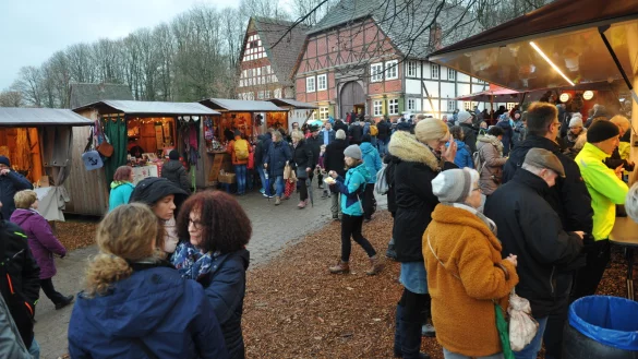 Auf dem Museumsadvent ist auch bei Regenwetter viel los. - © Nicole Ellerbrake
