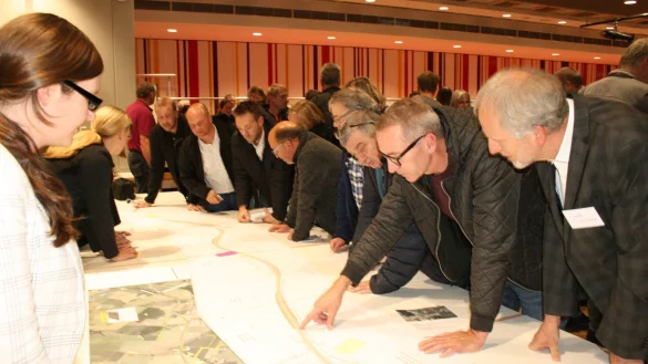 Reges Interesse: die Barntruper informierten sich anhand einer ausgelegten Karte am Donnerstagabend auf einer B&uuml;rgerversammlung &uuml;ber den weiteren Ausbau der B66 Barntrup-Gro&szlig;enmarpe. - &copy; Sylvia Frevert