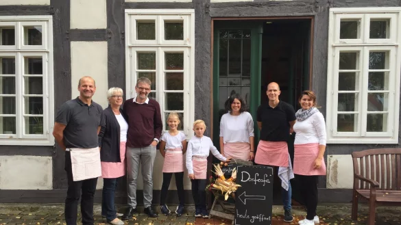 Laden in die "Alte Linde" ein: Kai Wessel, Ute Habigsberg-Bicker, Gerd Bicker, Svea Weckner, Mika Weiser, Sandra Linnenbecker, Lars Weckner sowie Vera Rollheiser (vom links) von der Projektgruppe Dorfcaf&eacute;.&nbsp; - &copy; Eva-Maria Weckner