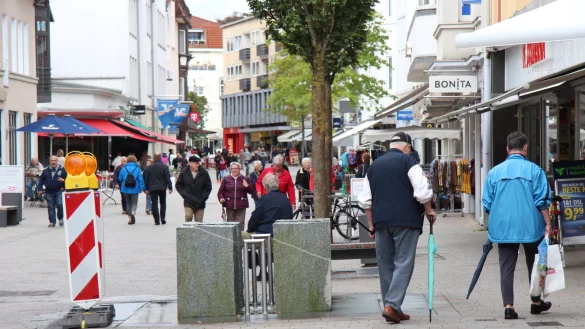 Achtung spritzt: Baken warnen am Geysir nicht vor den Fontänen, sondern vor Rissen in den Granitplatten. - © Kantelberg