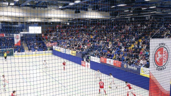 Beeindruckendes Bild: Die R&auml;nge in Lemgo sind super gef&uuml;llt gewesen. - &copy; Paul Cohen