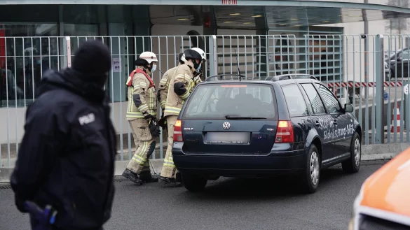 Ein Auto steht vor dem Tor des Bundeskanzleramts. Auf der T&uuml;r des Fahrzeugs ist die Aufschrift &laquo;Stop der Globalisierungs-Politik&raquo; zu lesen.&nbsp; - &copy; Michael Kappeler/dpa