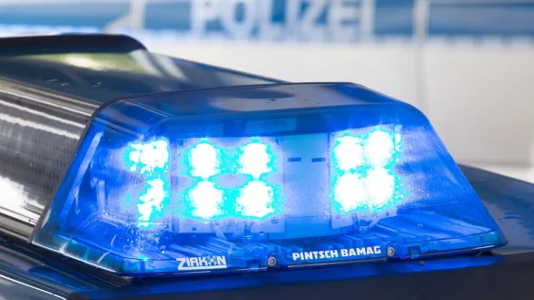 Die Polizei lieferte sich am Samstag gegen 4.20 Uhr in der Innenstadt eine Verfolgungsjagd mit einem blauen Polo. - © Symbolfoto: dpa