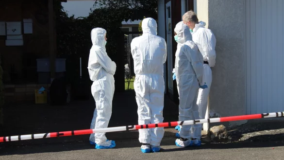 Beamte der Spurensicherung am Tatort. - &copy; Freitag TV