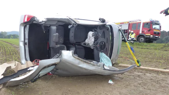 Beim Eintreffen der ersten Einsatzkr&auml;fte lag der PKW auf derBeifahrerseite. - &copy; Feuerwehr Kalletal