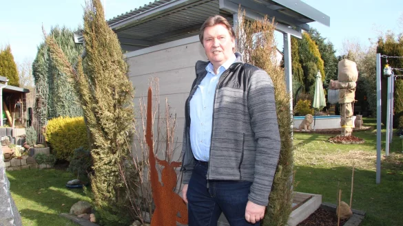 Jenseits der viel befahrenen Ostwestfalenstra&szlig;e befindet sich das Kleinod der Familie Berghahn. Hier kann der Istruper Ortsvorsteher entspannen &ndash; viel Zeit hat er jenseits der Abgeordnetent&auml;tigkeit und ehrenamtlichen Aufgaben dazu allerdings nicht. - &copy; Silke Buhrmester