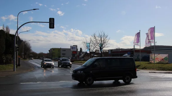 Viel Baustellenverkehr f&auml;hrt &uuml;ber die Liebigstra&szlig;e zum Campus. Doch aussperren l&auml;sst der sich so einfach nicht. - &copy; Katrin Kantelberg