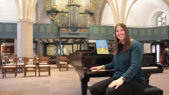 Lea Marie Lenart ist die neue Kantorin der Lagenser Marktkirche. Die Noten auf dem Flügel sind die Grundlage für ein anstehendes Chorkonzert. Für das Gemeindehaus sucht die Gemeinde noch einen Flügel. - © Karolina Schmidt