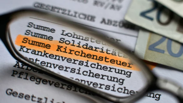 Wegen der Coronavirus-Pandemie und der dadurch bedingten Kurzarbeit werden viele in diesem Jahr weniger Kirchensteuer bezahlen.&nbsp; - &copy; dpa