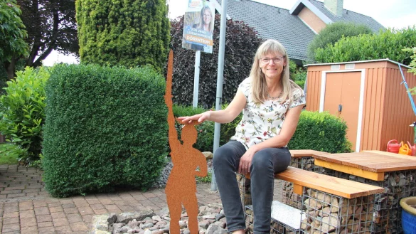 Im Garten von Michaela Lehnert in Hillentrup wacht der Hermann.&nbsp; - &copy; Katrin Kantelberg