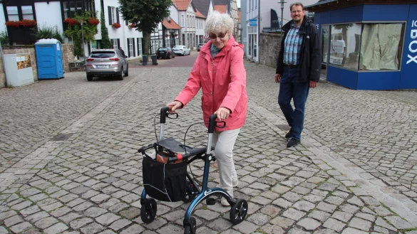Marie Kuloge geht mit ihrem Rollator &uuml;ber das grobe Pflaster hinter dem Langenbr&uuml;cker Tor. Manchmal bleibt sie mit den R&auml;dern stecken. Ihr Sohn, Stadtf&uuml;hrer Werner Kuloge, setzt sich daf&uuml;r ein, dass der s&uuml;dliche Eingang der Innenstadt f&uuml;r Menschen mit Bewegungseinschr&auml;nkungen freundlicher gestaltet wird. - &copy; Nadine Uphoff
