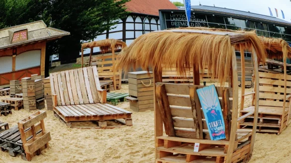 Die letzten Handgriffe f&uuml;r die Beach-Bar werden noch getan, dann kann die Au&szlig;engastronomie am Freitag er&ouml;ffnen. - &copy; Yvonne Glandien