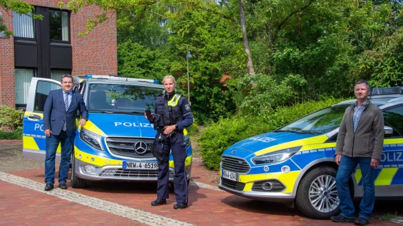 Landrat Dr. Axel Lehmann, Polizeikommissarin Katharina Gr&ouml;ne und Polizei-Werkstattleiter Sven Schmidt (von links) pr&auml;sentieren die neuen Streifenwagen der lippischen Polizei. Bis Mitte kommenden Jahres werden alle 37 Wagen ausgetauscht. - &copy; Raphael Bartling
