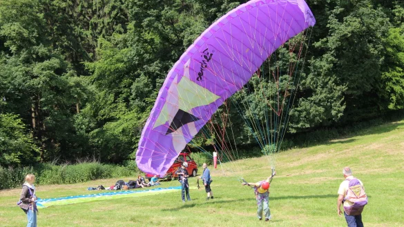 Abheben: Ganzjährig können Flugschüler am Skihang in Holzhausen-Externsteinen in die Luft gehen. - © Silke Buhrmester