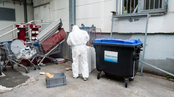 Der Angeklagte soll eine m&auml;nnliche Leiche in einem Altpapiercontainer entsorgt und den Container dann zum Real-Markt an der Teutoburger Stra&szlig;e geschoben haben. - &copy; Archivfoto Christian Mathiesen