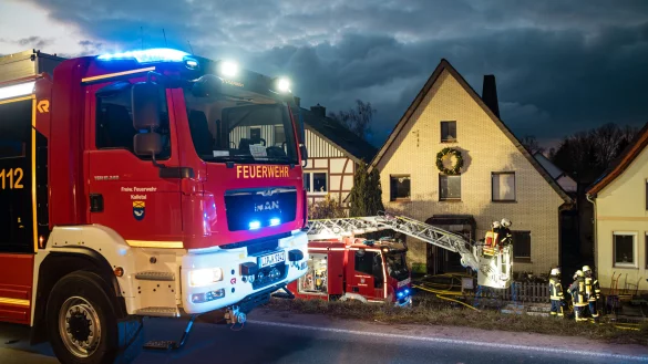 In Kalletal-Erder ist eine Terrasse in Flammen geraten, die Feuerwehr war mit einem Großeinsatz vor Ort. - © FREITAG-TV