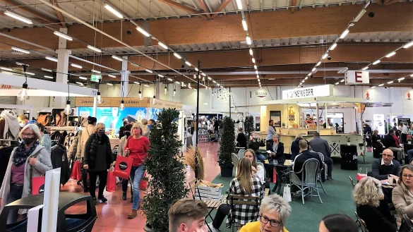Die Messe &bdquo;Shopping hoch 2" hat zur Premiere im vergangenen Jahr rund 3000 Besucherinnen und Besucher angelockt. In der Halle 21 wird es auch dieses Mal wieder viele Sitzgelegenheiten zum Verweilen geben. - &copy; Messe OWL