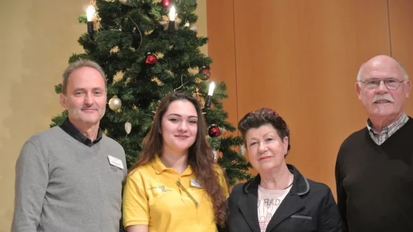 Christoph Fritsche vom Stift zu W&uuml;sten (von links) mit Anesa Omerovic und dem Ehepaar Ursula und Friedrich Brummermann. - &copy; Evangelisches Stift zu W&uuml;sten
