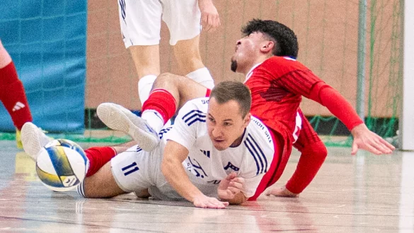 Wo es weh tut: Hazni Hussein (rot) vom TSV Horn wird vom TuS-Akteur Chris Capelle hart attackiert. - © Egon Penner(LZ)