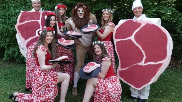 Schnitzel, nichts als Schnitzel: Löwe Alex' Jagd nach seiner Lieblingsspeise führt im Film "Madagascar" zu mancherlei Turbulenzen - auf der Freilichtbühne Bellenberg natürlich auch. - © Freilichtbühne Bellenberg