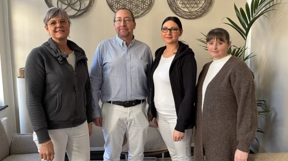 Dr. med. Martin Schmale mit seinem Praxisteam im Wartezimmer: (von links) Panja Beckmann, Tatjana Roth und Ludmila Holzmann. - &copy; Thomas Reineke