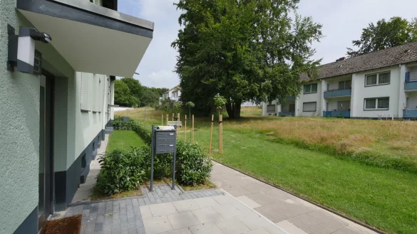 Die frische Farbe ist nur Fassade. Das Haus Mittelstraße 3-5 der Augustdorfer Siedlung "Am Dören" ist vor einiger Zeit frisch angestrichen worden, hat neue Briefkästen und frisch angepflanzten Kirschlorbeer bekommen. An der schlechten Gebäudesubstanz ist aber nichts getan worden. - © Archivfoto: Jost Wolf