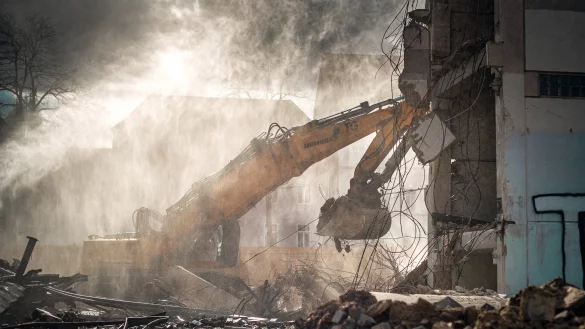 Am Hornschen Tor beginnen die Abrissarbeiten. - © Torben Gocke
