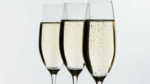 Perlender Sekt - &copy; Foto: Franziska Gabbert/dpa-tmn