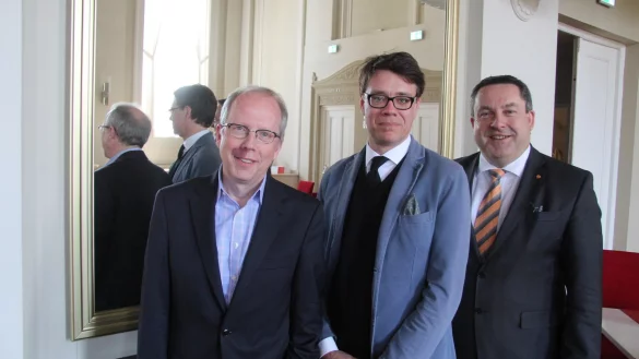Bleibt am Landestheater: Lutz Rademacher (Mitte), hier mit Kay Metzger (links) und Dr. Axel Lehmann. - &copy; Barbara Luetgebrune