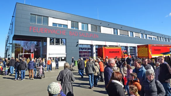 Die neue Feuerwache in Bad Salzuflen weckt großes Interesse. - © Nicole Ellerbrake