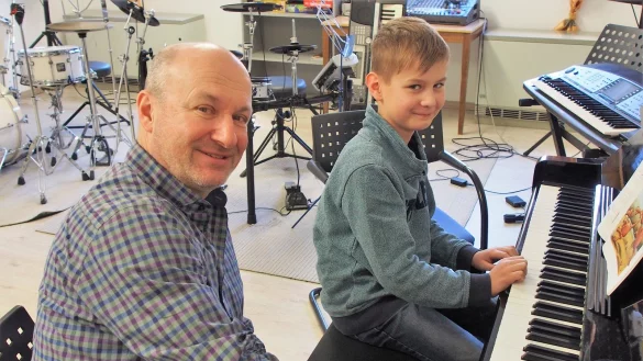 Leander macht das Klavierspielen viel Spaß. Hans Joachim Senft ist sehr zufrieden mit seinem Schüler. - © Tanja Andersen