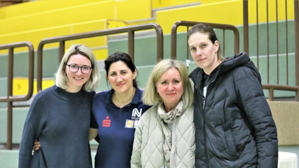 Katharina Lippert (links) begr&uuml;&szlig;t (weiter von links) Tanja Logvin und ist froh, ihre Mutter Olga Valyushek sowie ihre beste Freundin Anastasiya Ovdieienko an ihrer Seite zu haben.&nbsp; - &copy; Oliver K&ouml;nig