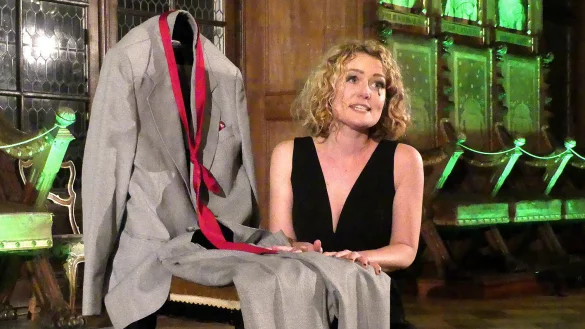 Laura Zeiger sieht in dem Anzug ihren Geliebten Jonny, liebt ihn und hasst ihn. - &copy; Rudi Rudolph