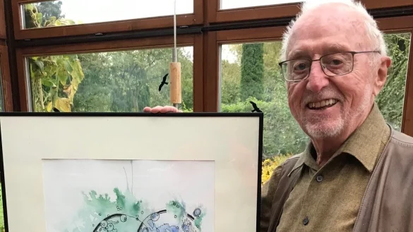 Helmut Link zeigt eines seiner Bilder bei ihm daheim in Rinteln. - &copy; J&ouml;rg Bressem