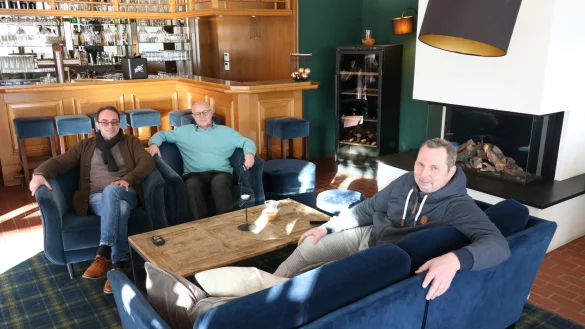 Georgios Stratos (von links), Manfred J&uuml;nemann und Thomas Daubel sitzen im Kaminzimmer des Restaurants am Schwaghof. - &copy; Alexandra Schaller