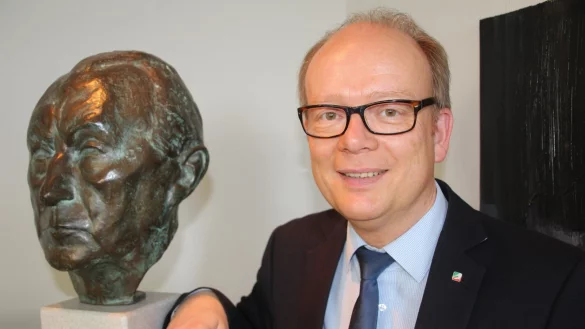 Vorbild: Andr&eacute; Kuper mit einer Konrad-Adernauer-B&uuml;ste vor dem B&uuml;ro des CDU-Fraktionsvorsitzenden Armin Laschet. - &copy; Lothar Schmalen